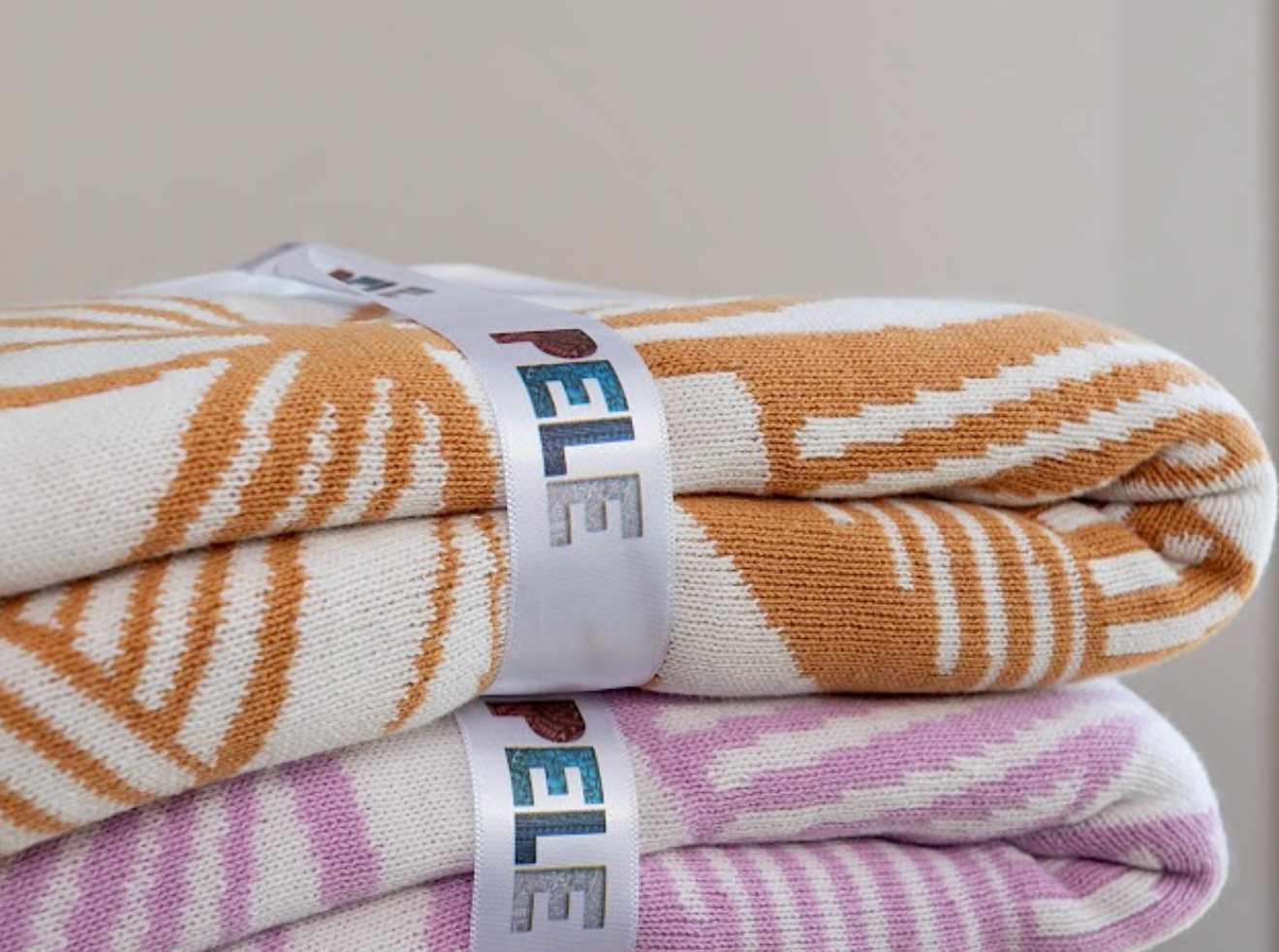 Couverture tricotée Alofa Afiafi avec le bonnet à pompon assorti