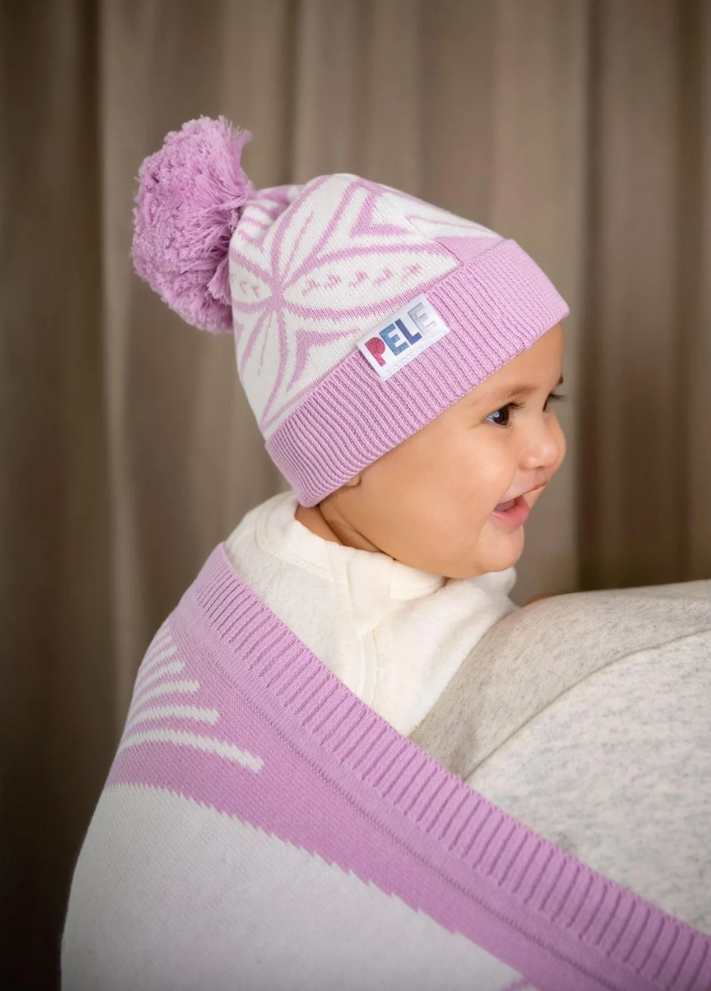 Couverture tricotée Alofa Afiafi avec le bonnet à pompon assorti