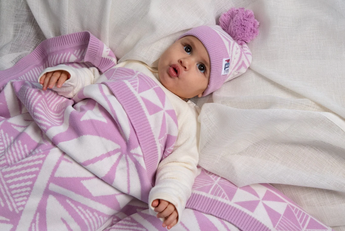 Couverture tricotée Alofa Afiafi avec le bonnet à pompon assorti