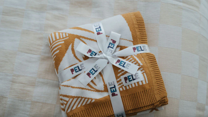 Couverture tricotée Alofa  Niu avec le bonnet à pompon assorti