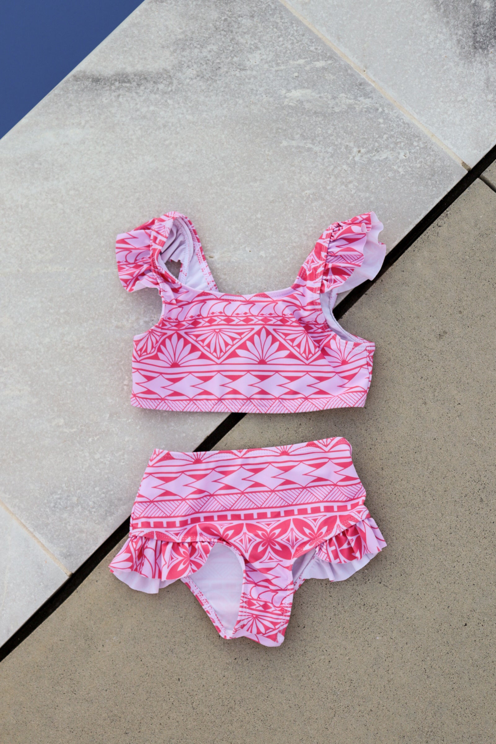 Maillot de bain anti-UV deux pièces pour bébé avec haut à manches courtes et culotte assortie aux motifs polynésiens rose
