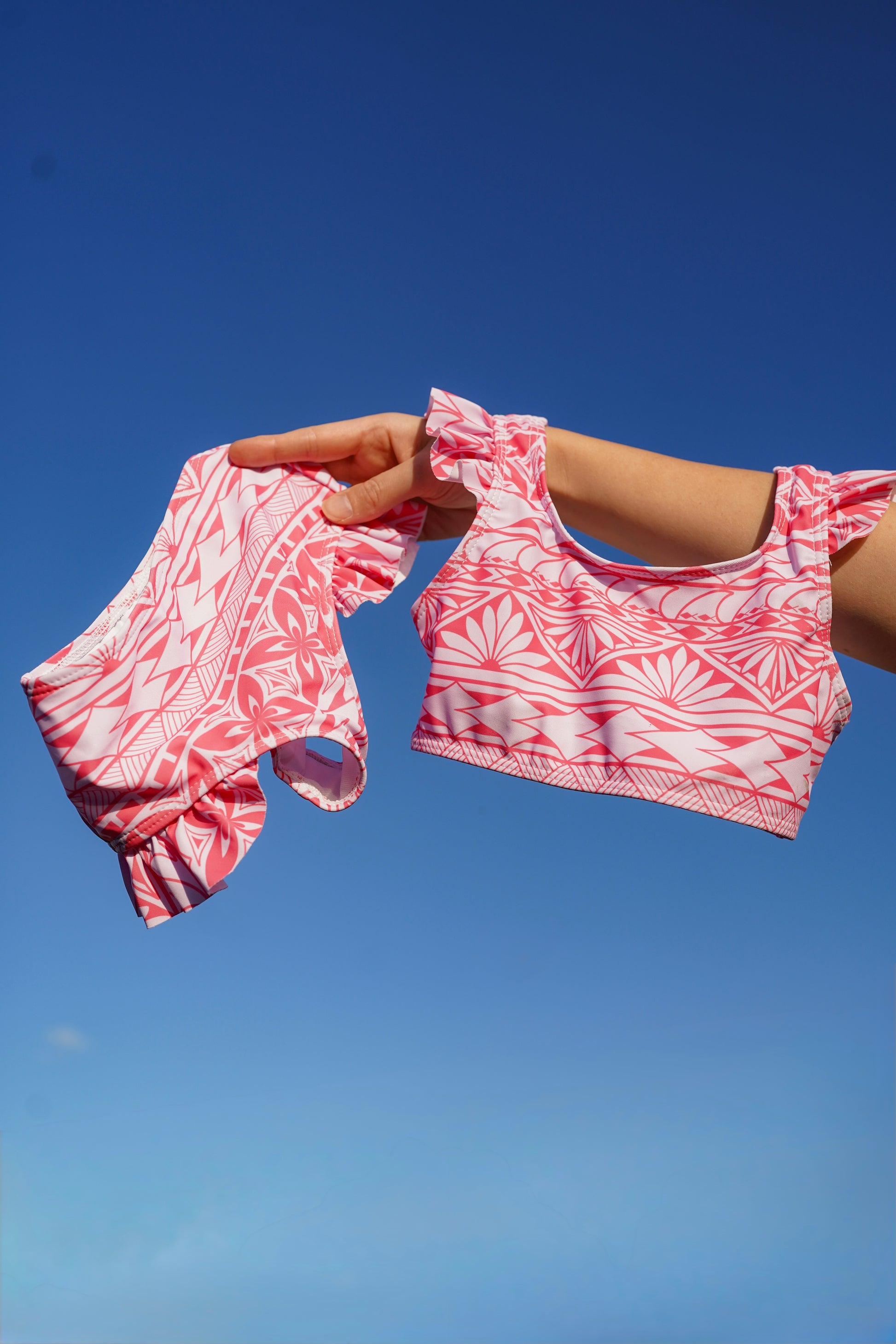 Maillot de bain anti-UV deux pièces pour bébé avec haut à manches courtes et culotte assortie aux motifs polynésiens rose