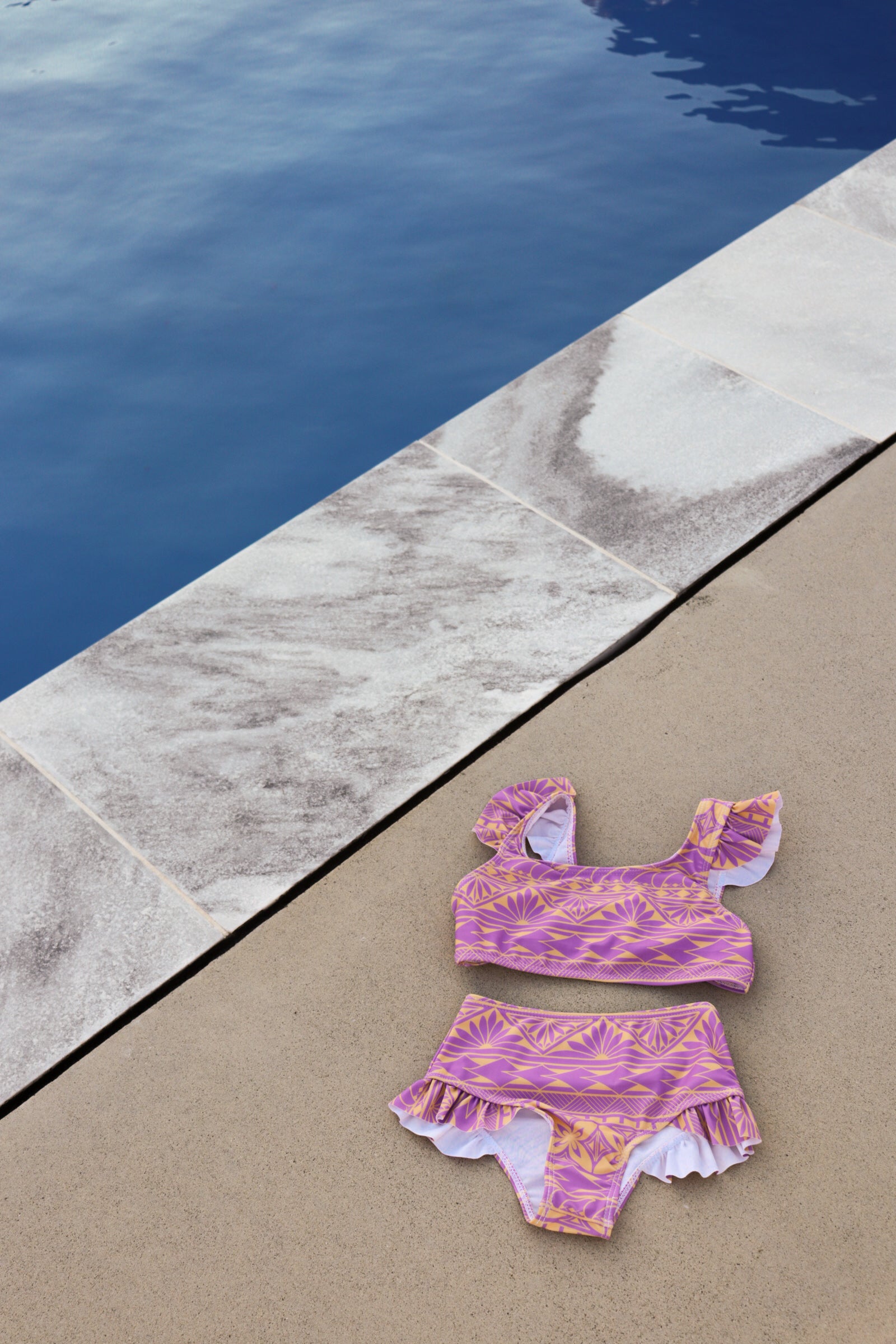 Maillot de bain anti-UV deux pièces pour bébé avec haut à manches courtes et culotte assortie aux motifs polynésiens violet et orange