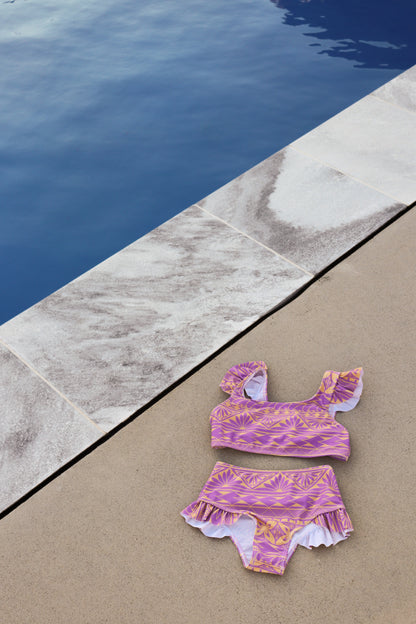 Maillot de bain anti-UV deux pièces pour bébé avec haut à manches courtes et culotte assortie aux motifs polynésiens violet et orange