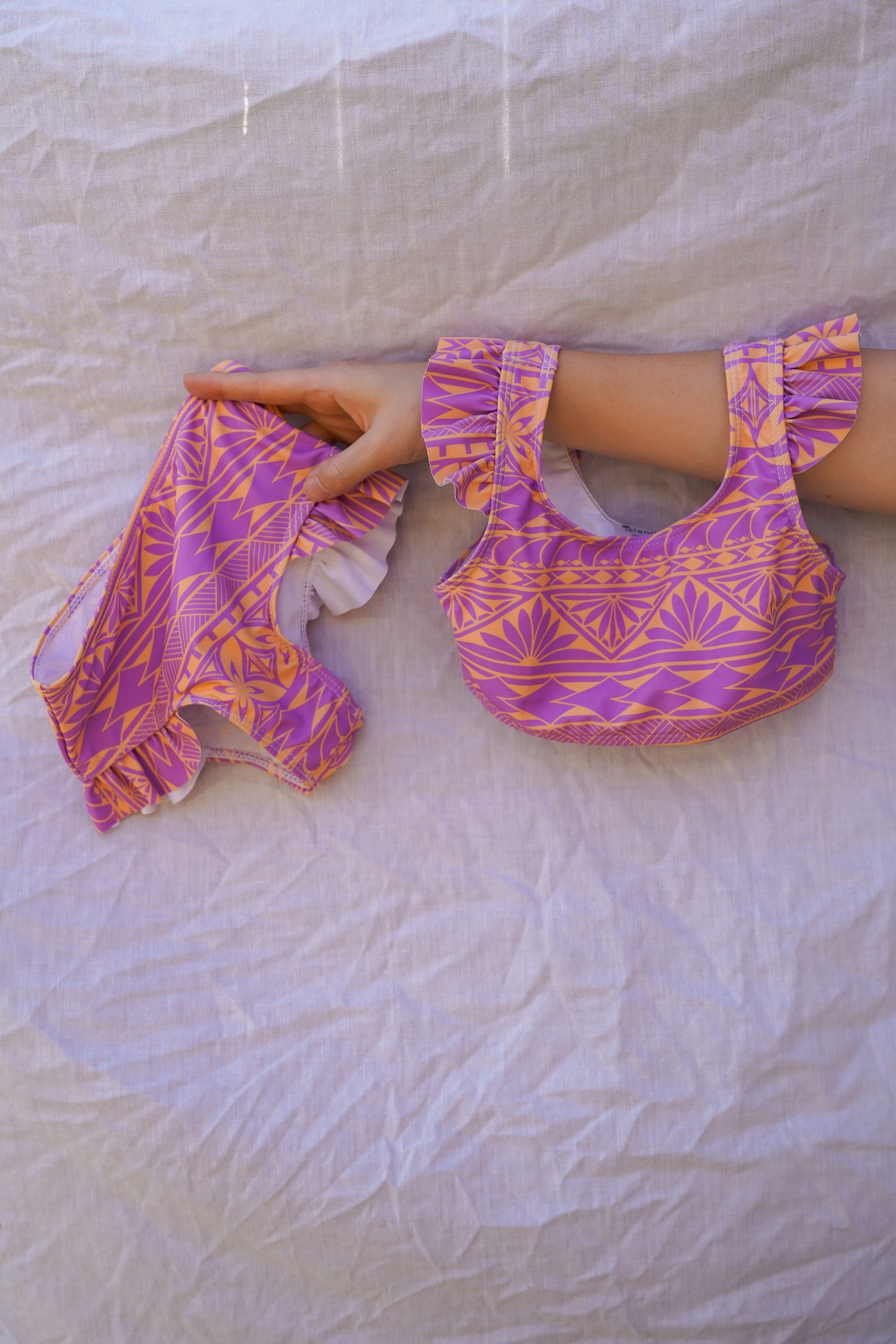 Maillot de bain anti-UV deux pièces pour bébé avec haut à manches courtes et culotte assortie aux motifs polynésiens violet et orange