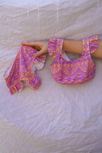 Maillot de bain anti-UV deux pièces pour bébé avec haut à manches courtes et culotte assortie aux motifs polynésiens violet et orange