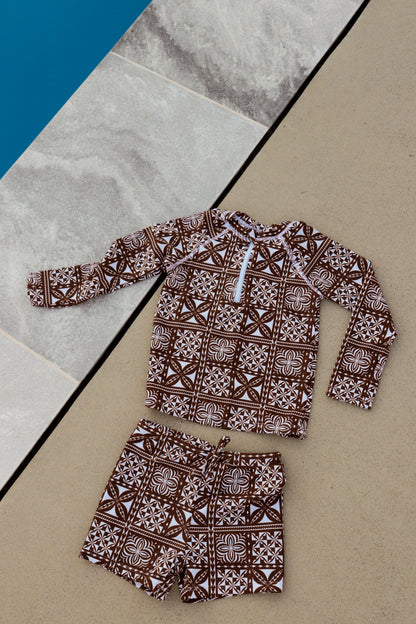 Maillot de bain anti-UV deux pièces pour bébé avec haut à manches longues et short assorti aux motifs polynésiens marron