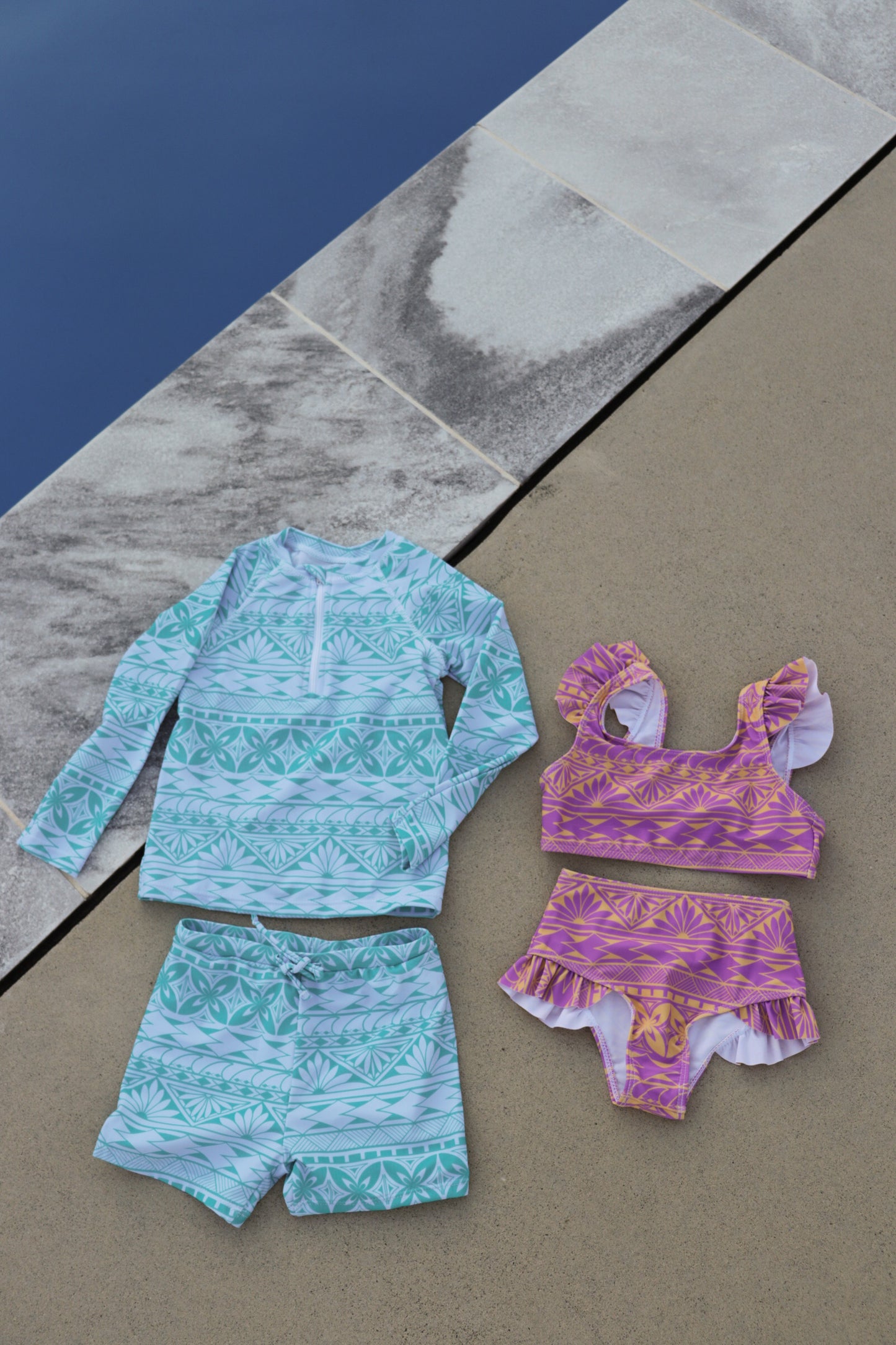 Maillots de bain anti-UV deux pièces bébé turquoise et violet aux motifs polynésiens
