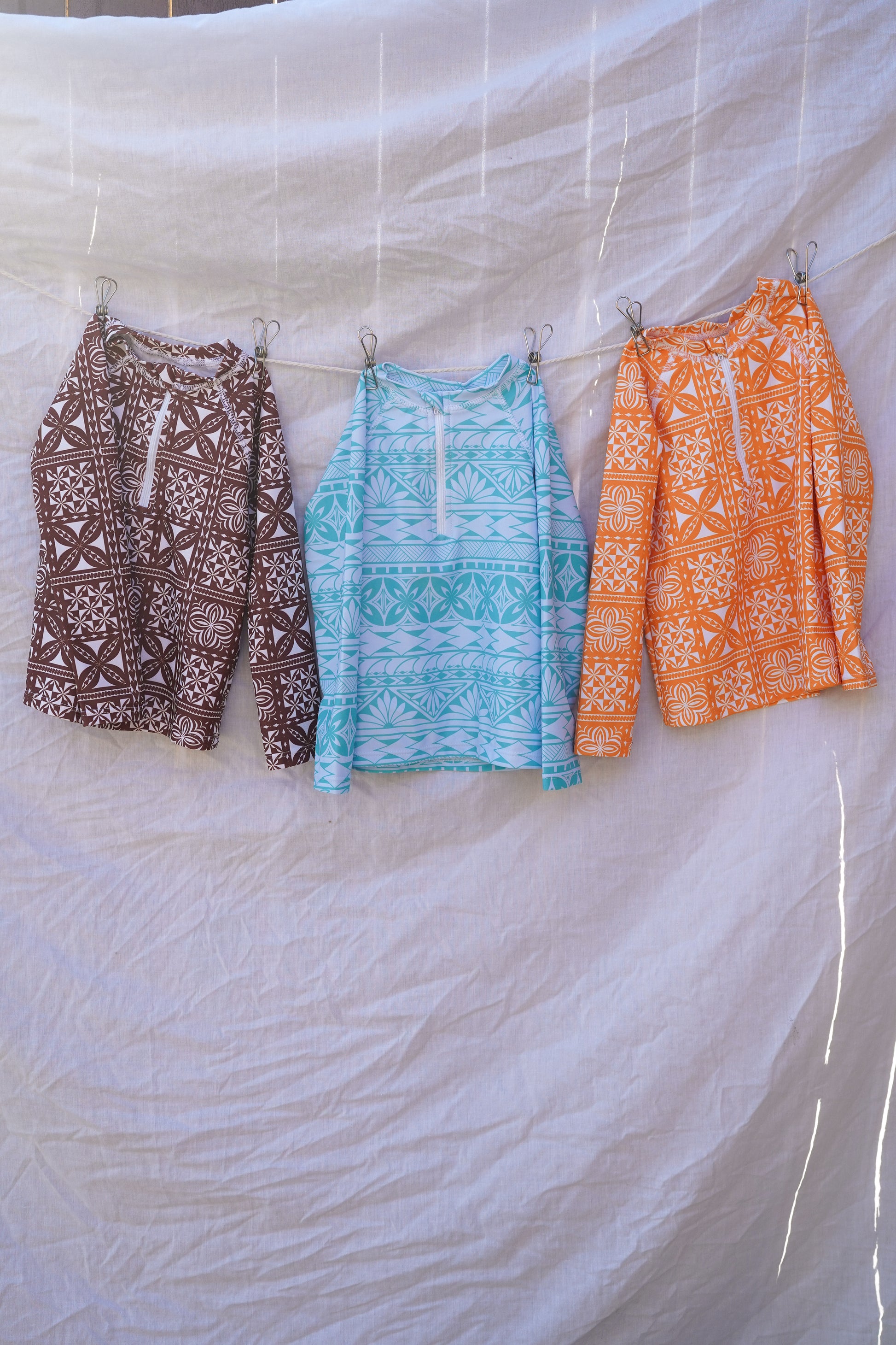 Tops de bain anti-UV manches longues pour bébé, motifs polynésiens disponibles en 3 coloris : marron, turquoise, orange