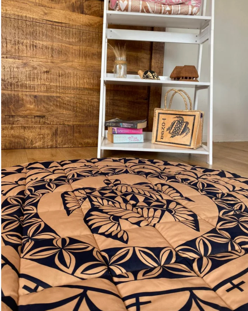 Tapis d'éveil rond pour bébé avec motifs polynésiens noir et beige 1